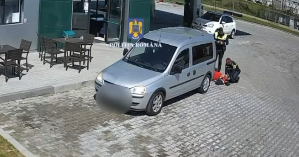 Doi poliţişti au salvat viaţa unui bărbat care a avut probleme de sănătate în parcarea unei benzinării.