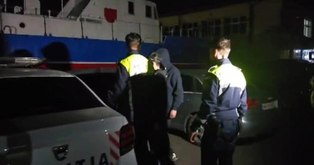 Doi tineri reținuți după ce au înjunghiat un copil de 15 ani într-un centru de plasament din Mehedinți; alți șase sunt căutați.