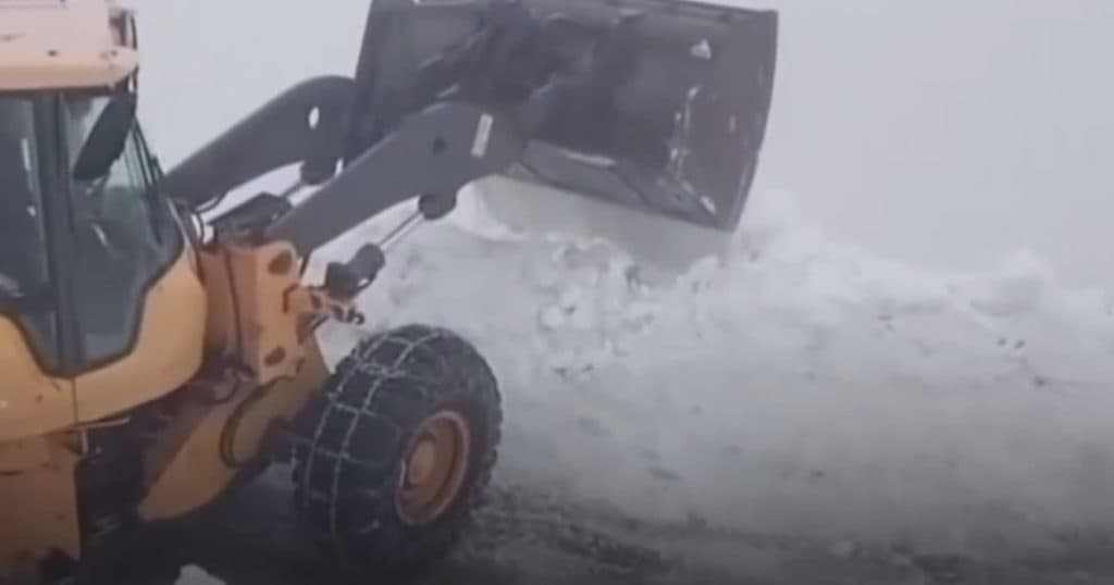 Drumarii au început deszăpezirea pe Transalpina, unde zăpada atinge doi metri în anumite zone.