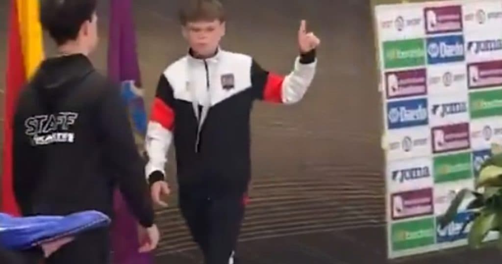 „Fără imagini cu teroriştii”. Moment viral cu un karateka ucrainean de 13 ani care a refuzat să urce pe podium alături de un rus.