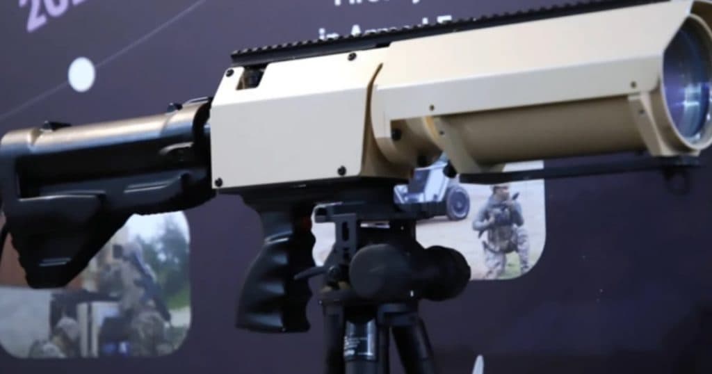 Franța a prezentat un sistem portabil de laser, HELMA-LP, capabil să vizeze ținte staționare și, în anumite condiții, să vâneze drone.
