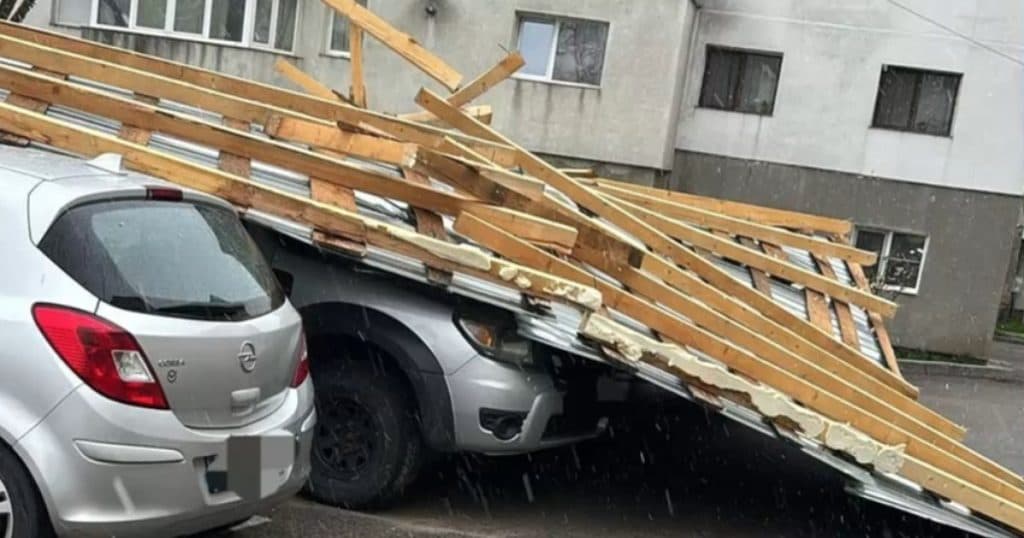 Furtună puternică în Bacău, Neamț și Iași: acoperișuri smulse de vânt și copaci căzuți peste mașini.