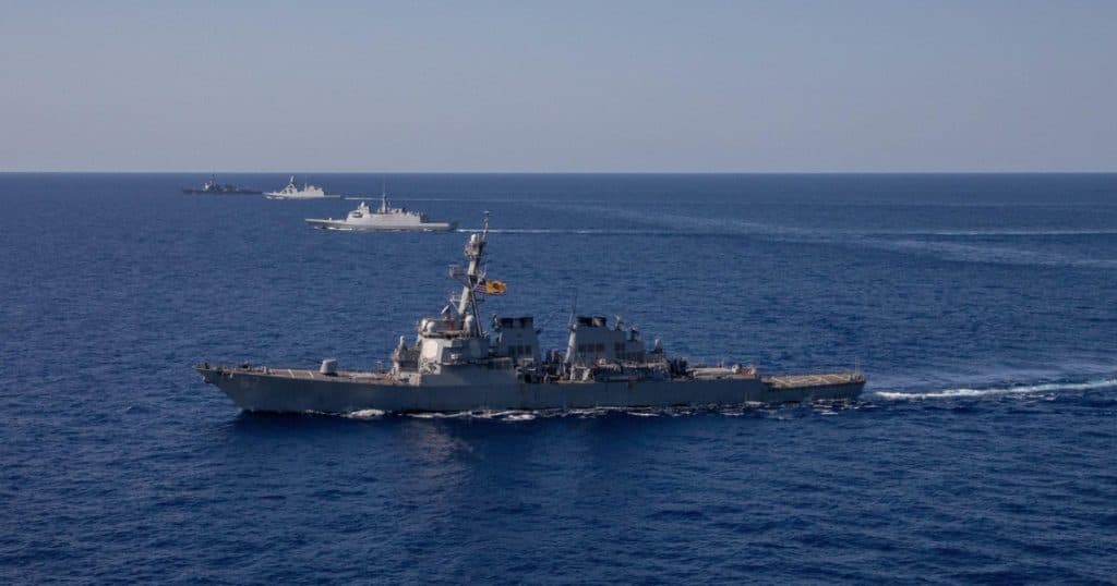 Imagini care ilustrează modul în care tunul de 76 mm al unei fregate franceze neutralizează o dronă Houthi. Motivația din spatele acestei acțiuni.