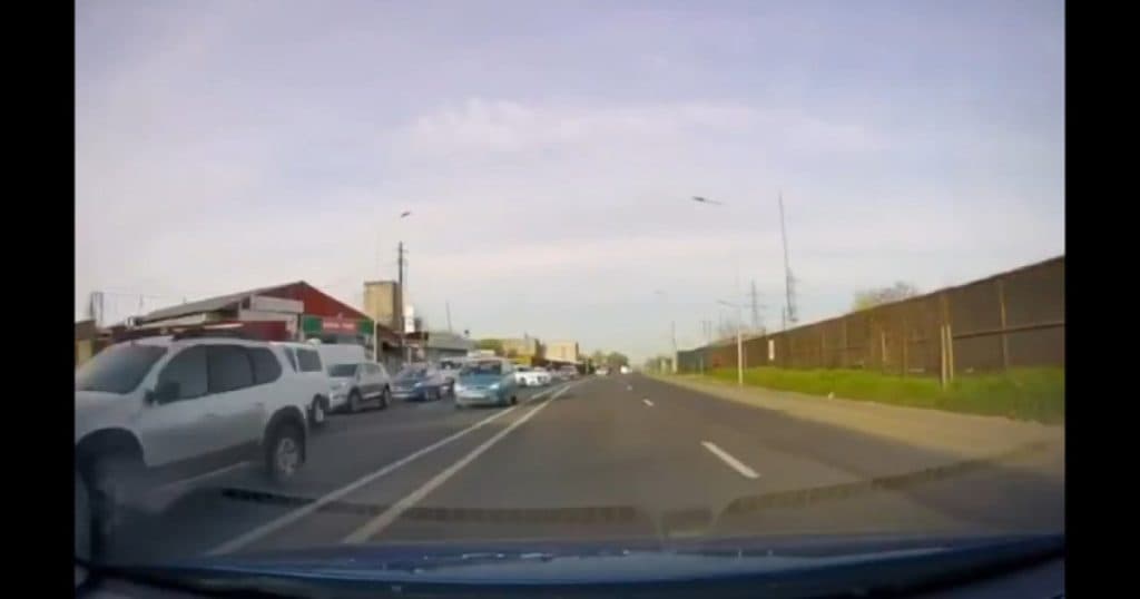 Imaginile unei tragedii evitate în ultima clipă. O șoferiță a efectuat o manevră riscantă pe o șosea aglomerată din Galați.
