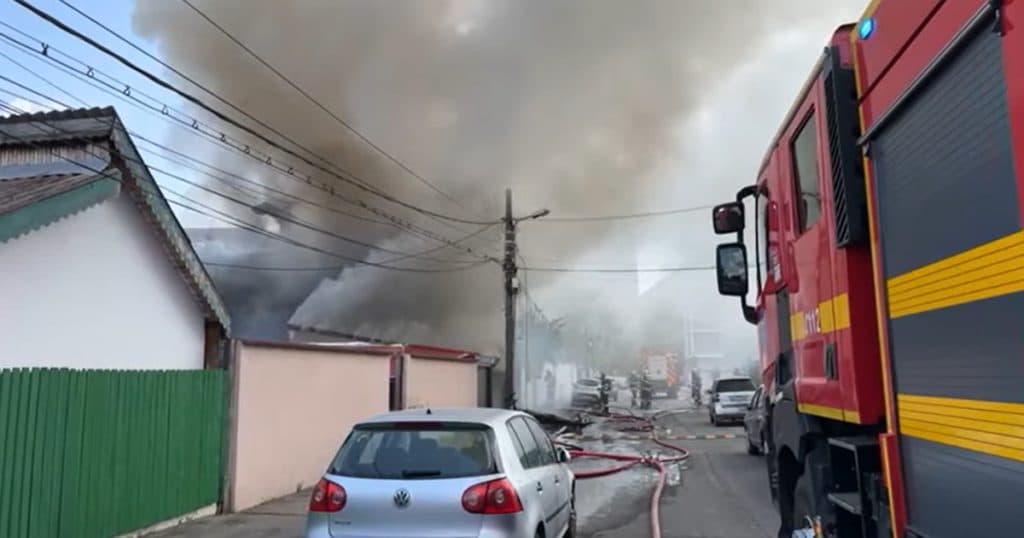 Incendiu de proporții în Capitală. Pompierii intervin cu autospeciale și autocisterne de mare capacitate în Sectorul 3.