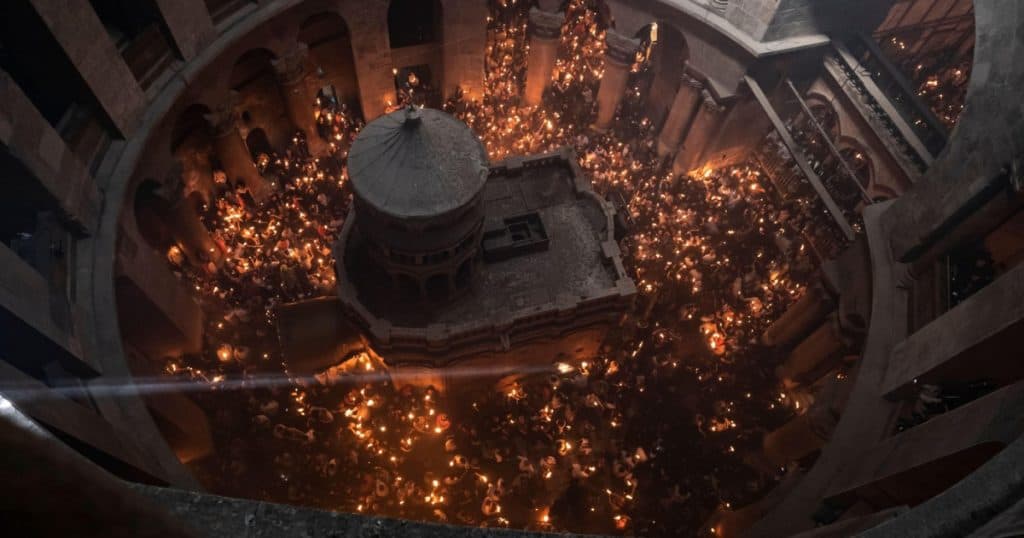Lumina Sfântă a fost aprinsă la Biserica Sfântului Mormânt din Ierusalim. Când va ajunge în România?