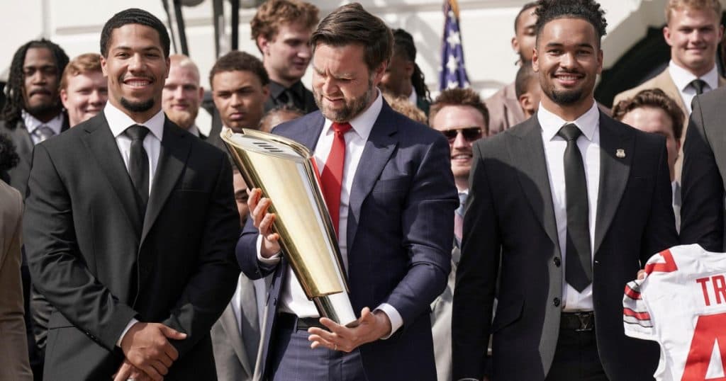 JD Vance a scăpat trofeul campionatului național al statului Ohio în timpul unei festivități de la Casa Albă.