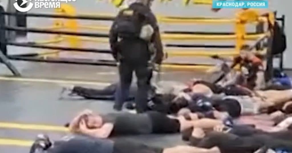 Momentul în care poliția rusă invadează o sală de sport pentru a recruta bărbați în armata lui Putin