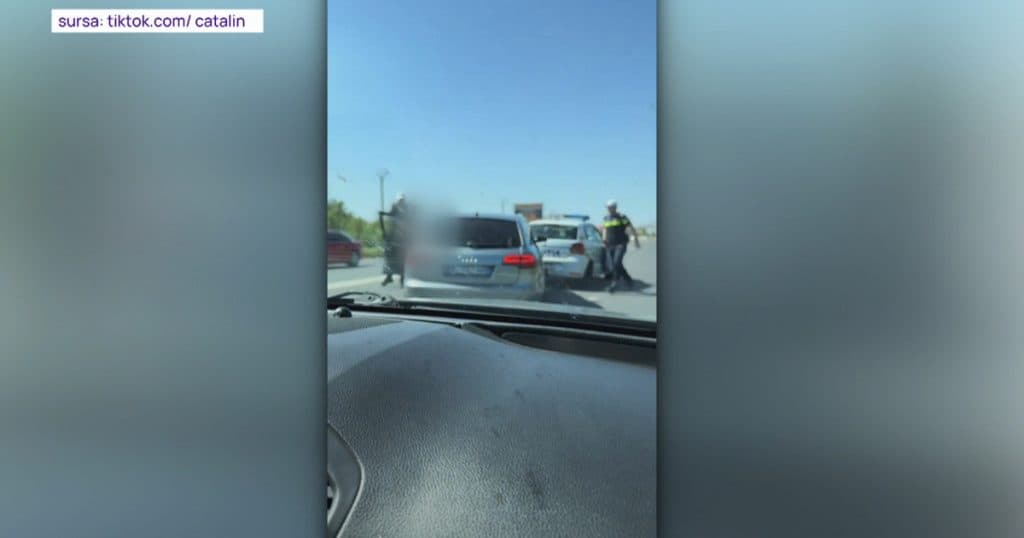 Momentul în care un șofer aflat sub influența alcoolului și fără permis colizionează cu o mașină de poliție în București și este reținut.