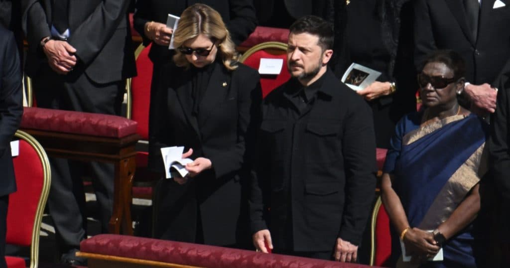 Momentul în care Volodimir Zelenski este aplaudat de mulțime la sosirea în Piața Sfântul Petru pentru funeraliile papei Francisc