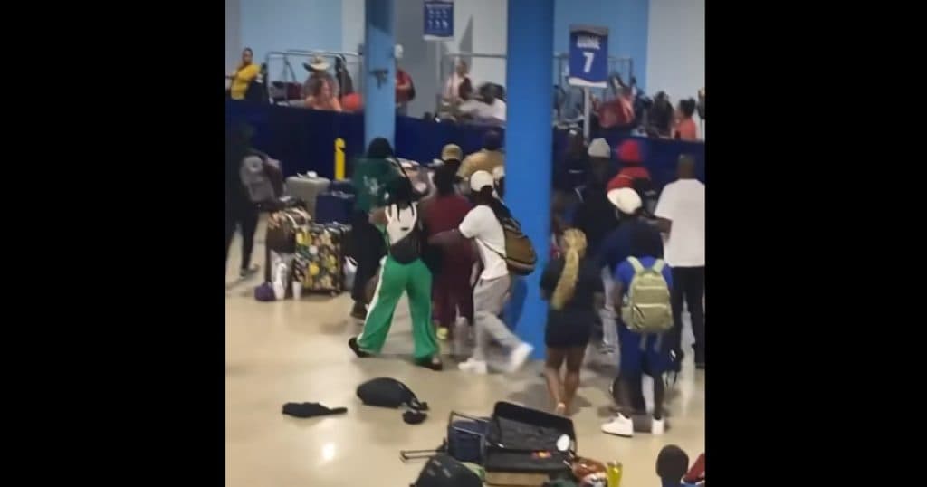 Momentul în care zeci de oameni se iau la bătaie la debarcarea de pe un vas de croazieră, 24 dintre ei având interzis pe navele companiei.