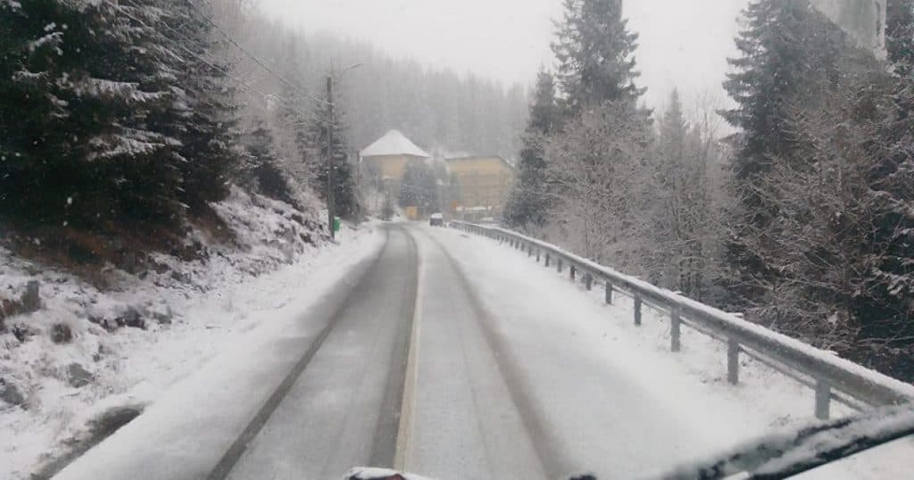 Ninsoare și frig în aprilie: cod galben de vreme severă și temperaturi sub 0°C. Unde s-a acumulat zăpadă.