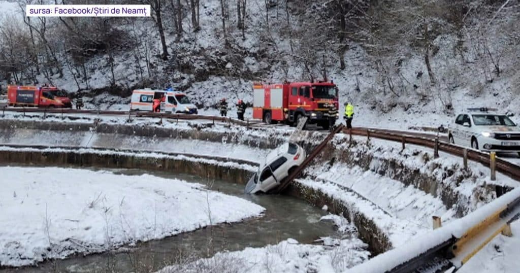 O familie a căzut cu mașina în râu pe un drum din județul Neamț, iar șoferul ar fi derapat din cauza zăpezii.