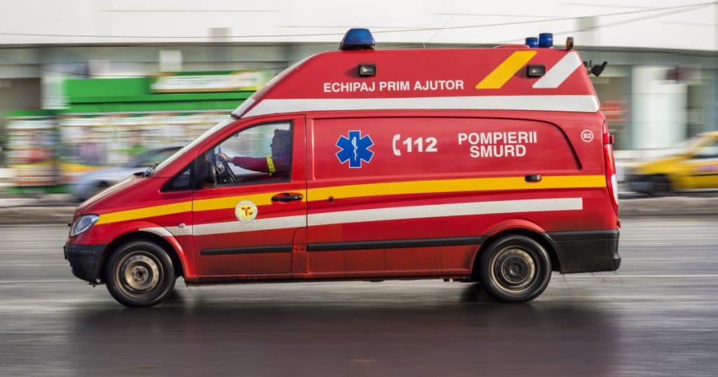 O fetiță și tatăl ei au decedat într-un accident în Serbia, la granița cu România. Ambulanța românească a fost blocată zeci de minute în vamă.