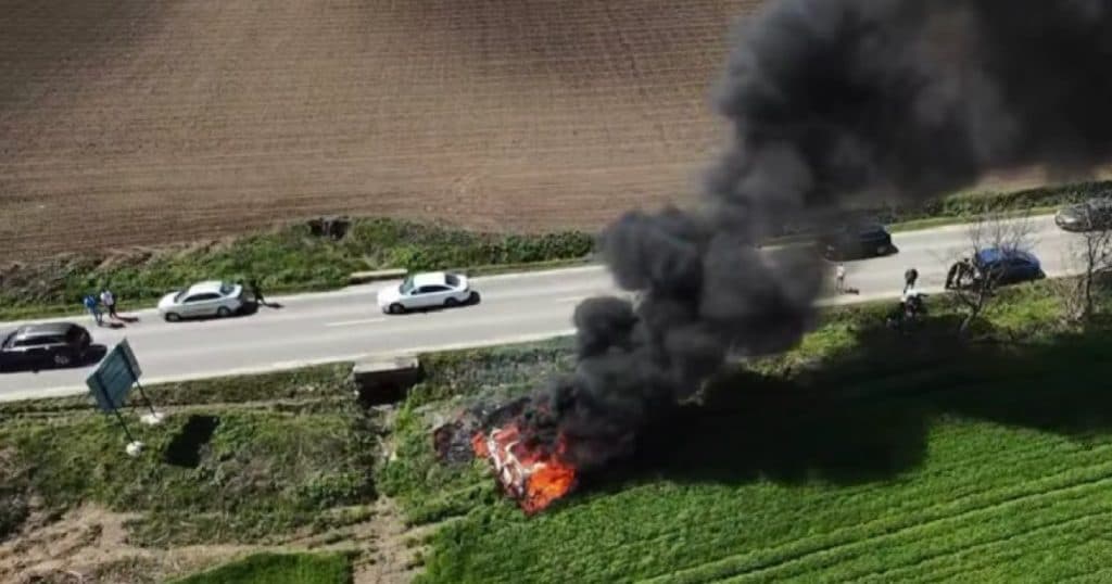 O mașină electrică a intrat într-un cap de pod și a luat foc pe DJ208. Pompierii din Iași au reușit să stingă flăcările după două ore.