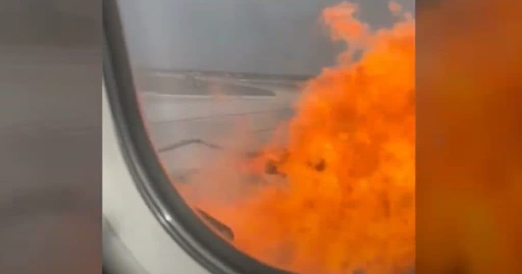 Panică pe un aeroport din Florida: motorul unui avion Delta, având aproape 300 de pasageri la bord, a luat foc înainte de decolare.