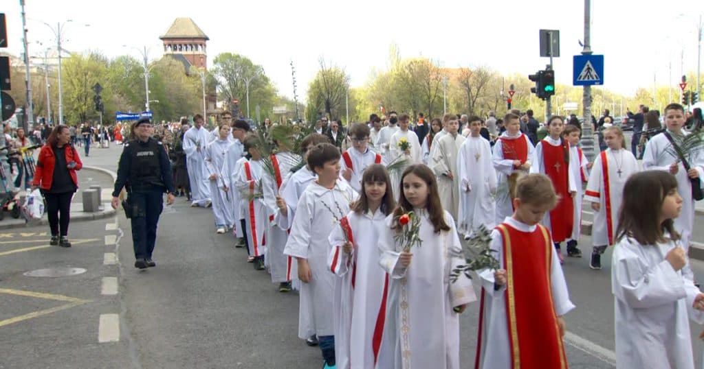 Pelerinaj de Florii în București. Sute de credincioși catolici participă la procesiune pe străzile Capitalei.
