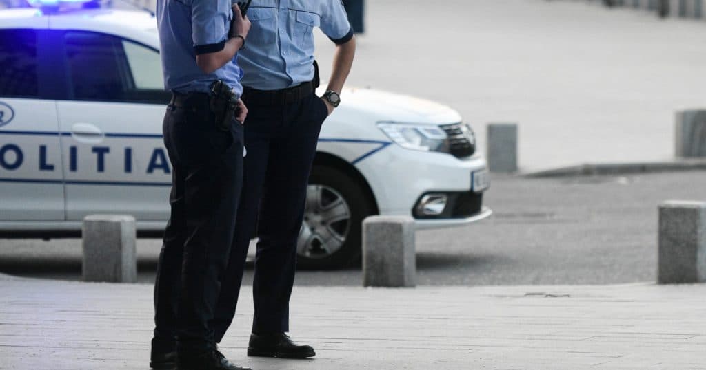 Polițist din Bistrița, împușcat accidental de un coleg în timpul patrulării. Victima a fost dusă de urgență la spital.