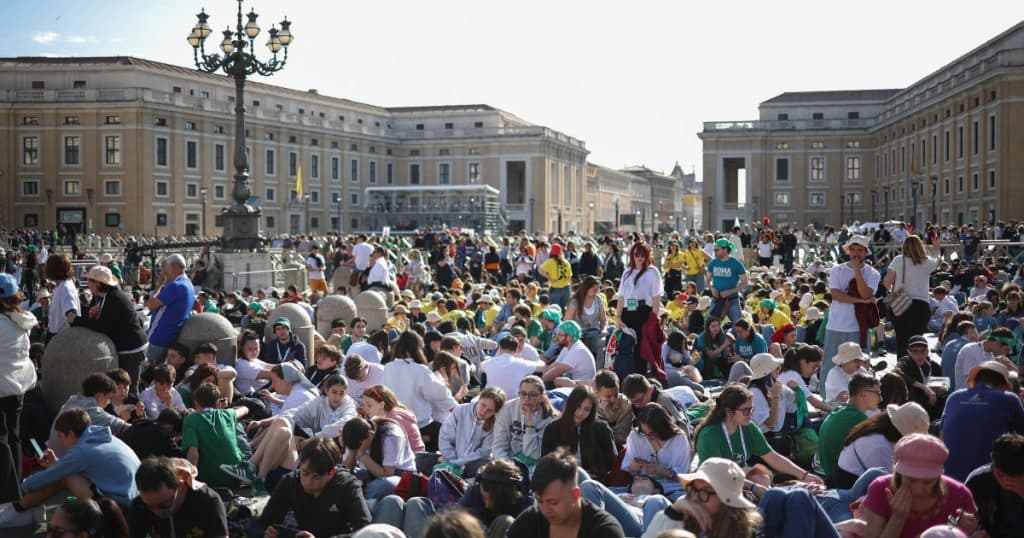 Prima slujbă de duminică fără papa Francisc. Aspectul Pieței Sfântul Petru la o zi după înmormântarea suveranului pontif.