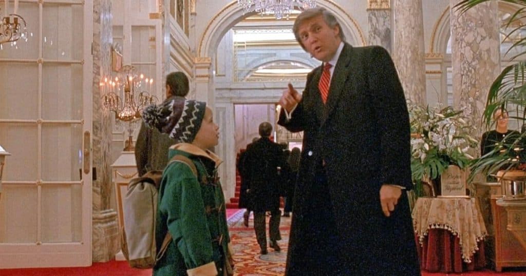 Regizorul Home Alone 2 își exprimă temerea că va fi deportat dacă elimină celebra scenă cu Donald Trump din film.