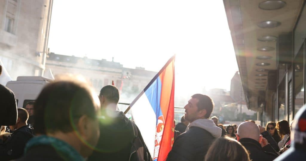 Replica președintelui Vucic la protestele studenților: Oameni aduși cu autocarele la Belgrad pentru un miting de sprijin.