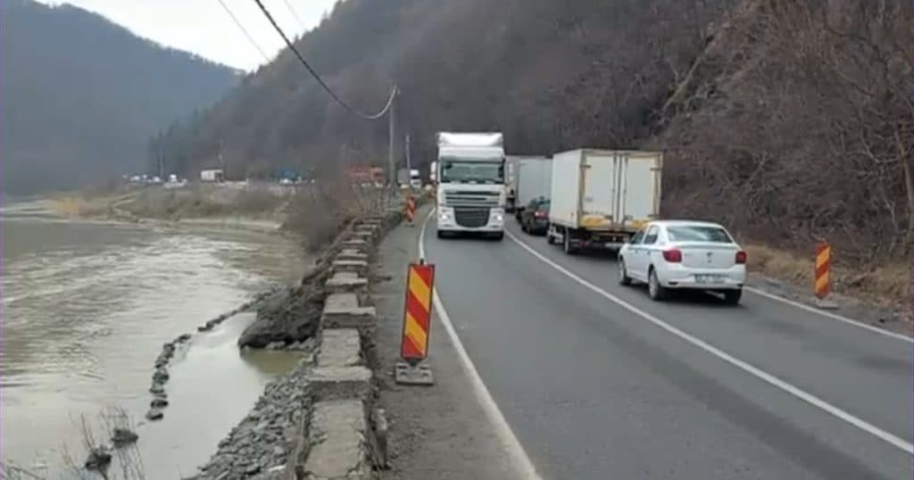 Restricții de circulație pe Valea Oltului, luni și marți: traficul va fi oprit câte o oră, în mai multe intervale.