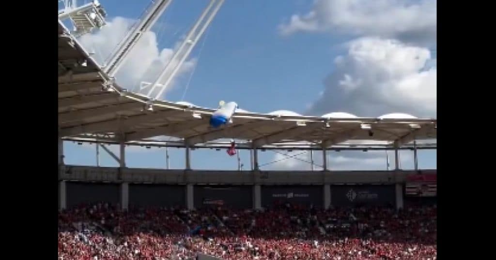 Situație inedită la un meci de rugby din Franța: Un parașutist a rămas prins de acoperișul stadionului.