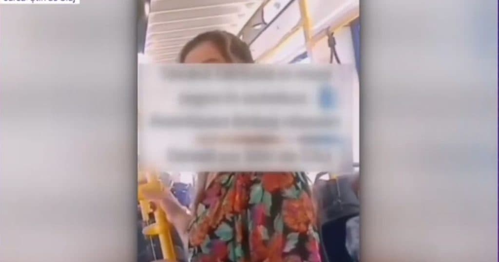 Tânără hărțuită într-un tramvai în Cluj, fără intervenția nimănui în favoarea victimei.