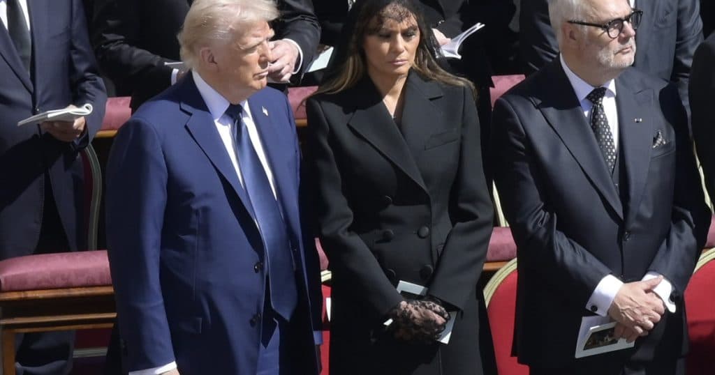 Trump, salvat de o gafă imensă de soția lui. Ce i-a șoptit Melania la ureche la înmormântarea papei Francisc.
