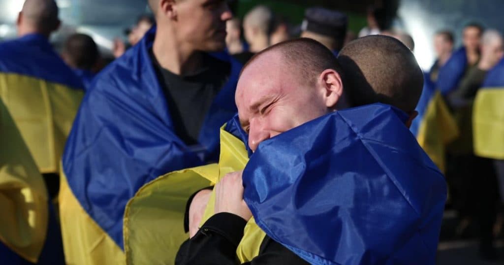 Ucraina și Rusia au realizat cel mai mare schimb de prizonieri din timpul războiului, iar Moscova afirmă că a efectuat un „gest de bunăvoință”.