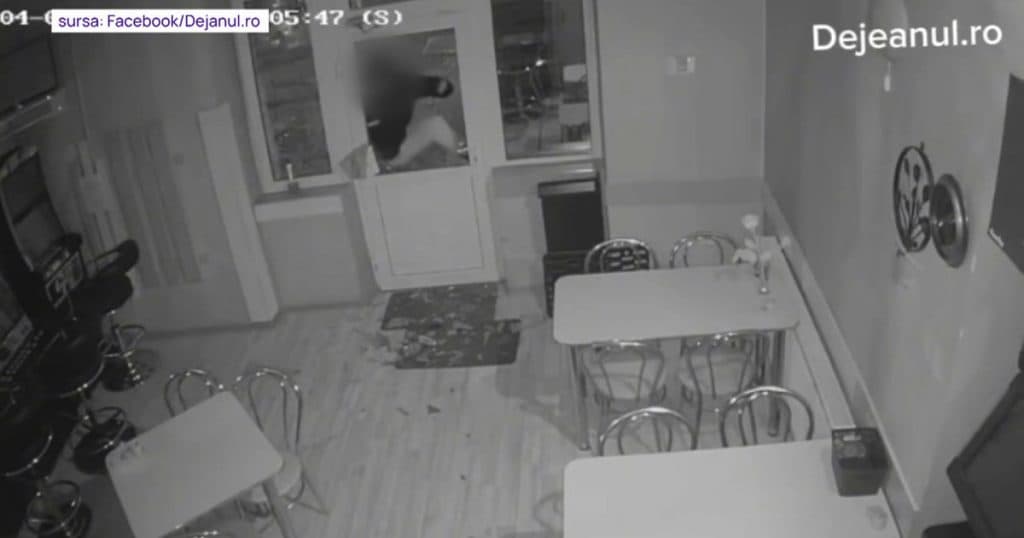 Un bărbat a încercat să jefuiască o sală de pariuri din Cluj, a spart geamul pentru a intra în local, însă s-a speriat de alarmă și a fugit.