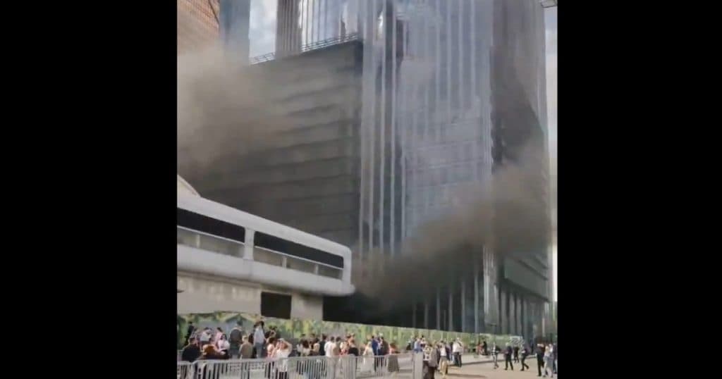 Un incendiu a izbucnit în parcarea unui mall din Moscova, intervenind serviciile de urgență.