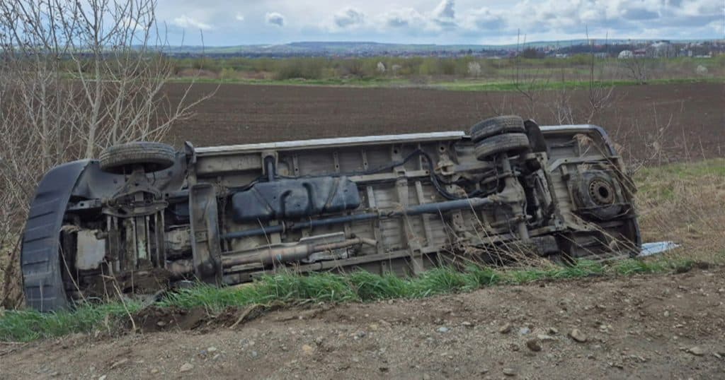Un microbuz plin cu pasageri s-a răsturnat la ieșirea din Pașcani spre Iași. Autoritățile au activat Planul Roșu de Intervenție.