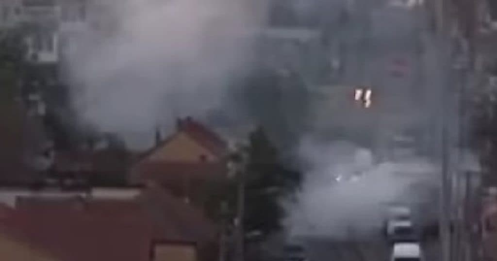 Un șofer a fost sancționat după ce a umplut de fum o stradă din Arad, în timp ce tura motorul mașinii.