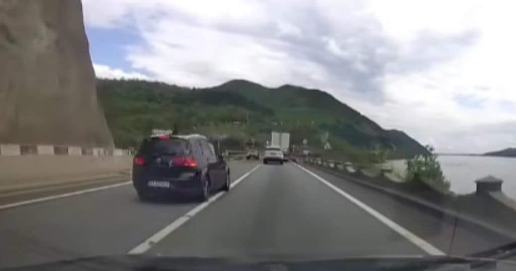 Un șofer teribilist a efectuat o depășire periculoasă pe DN6, în zona în care un microbuz a căzut în Dunăre, acum câteva zile.