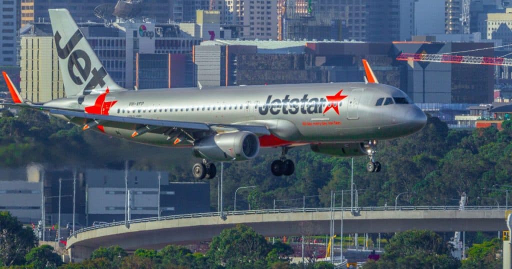 Un zbor Jetstar s-a întors după ce un pasager a încercat să deschidă ușa avionului deasupra Oceanului Indian.