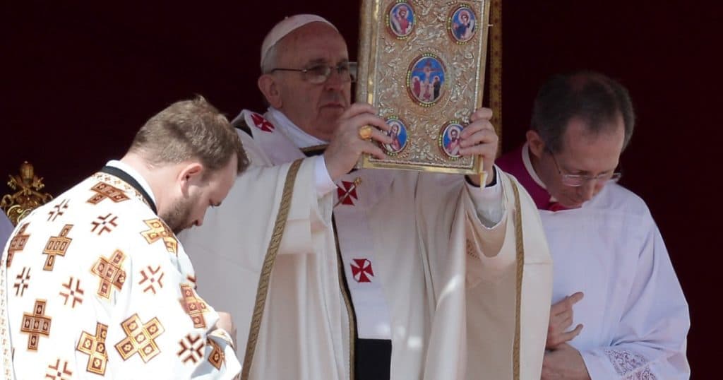 „Vă rog pe voi să-i cereţi Domnului să mă binecuvânteze”. Mesajul umil cu care papa Francisc și-a început pontificatul, acum 12 ani.