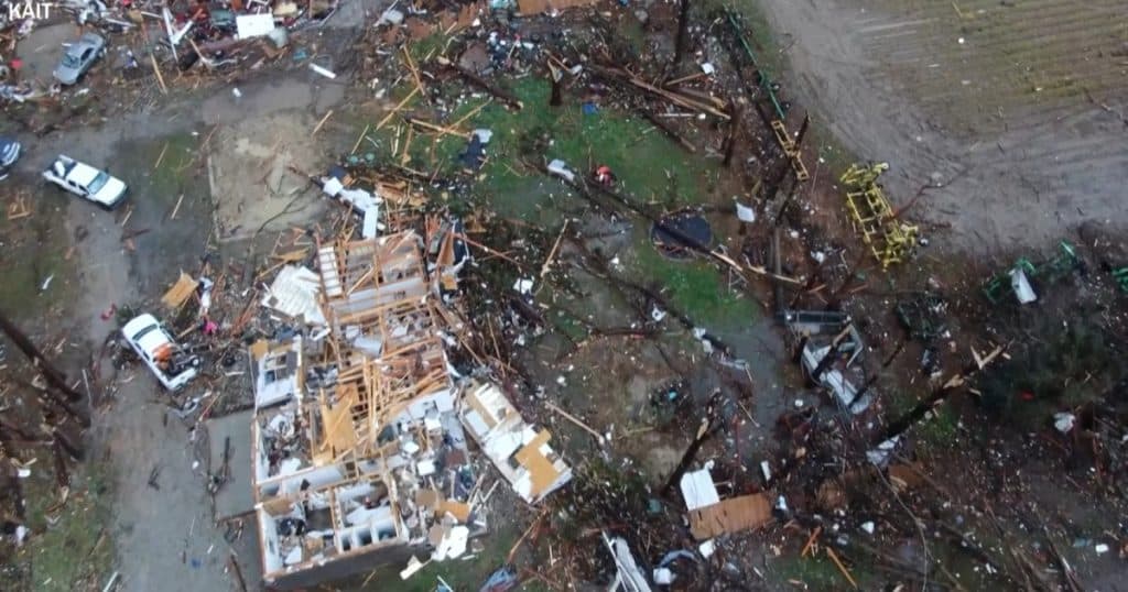 Vreme extremă în SUA: tornade, furtuni, grindină și rafale de vânt de 260 km/h. Cel puțin 7 persoane au decedat și 13 au fost rănite.
