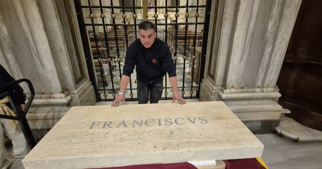 Cine este românul care a participat la amenajarea mormântului papei Francisc și cum a ajuns să se ocupe de cripta suveranului pontif