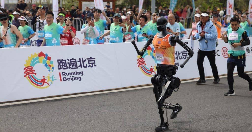 Douăzeci și unu de roboți umanoizi au participat alături de mii de alergători la semimaratonul din Beijing. Cum s-au descurcat mașinile?