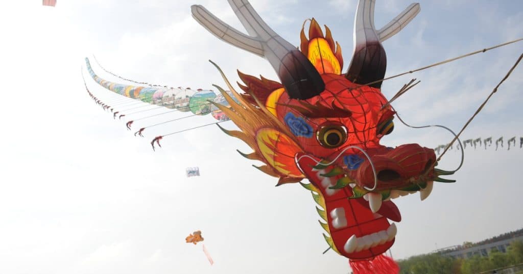 Festivalul Internațional al Zmeielor în China. 257 de echipe din 51 de țări și regiuni participă.