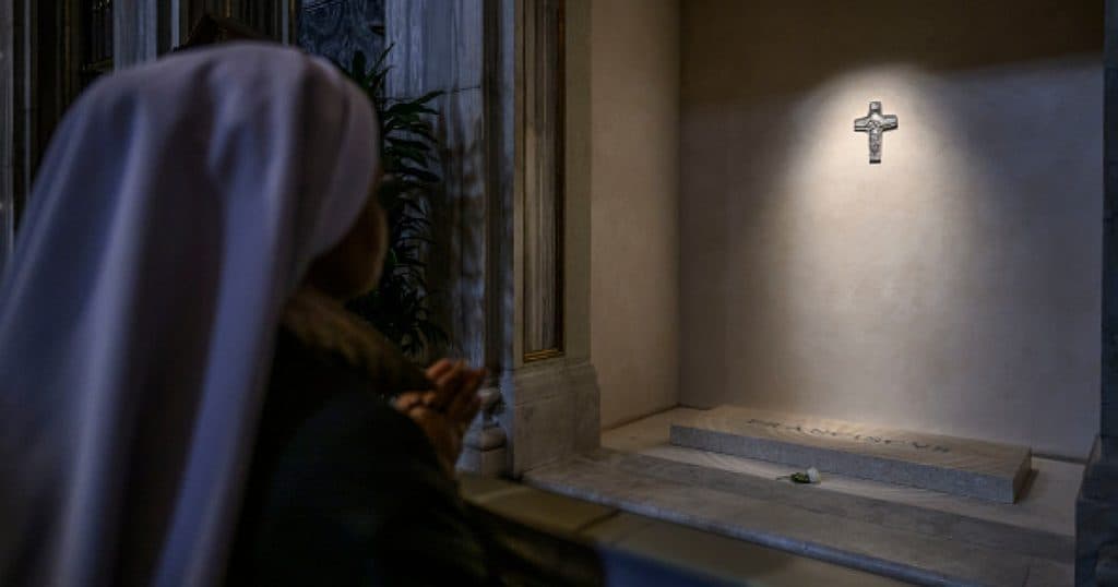 Imagini cu mormântul papei Francisc, publicate de Vatican. Sute de mii de oameni sunt aşteptaţi să-i aducă un ultim omagiu.