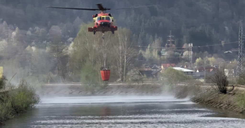 Incendiul de vegetație din Argeș: Focul s-a extins pe 24 de hectare de pădure, iar elicopterul și-a reluat intervenția.