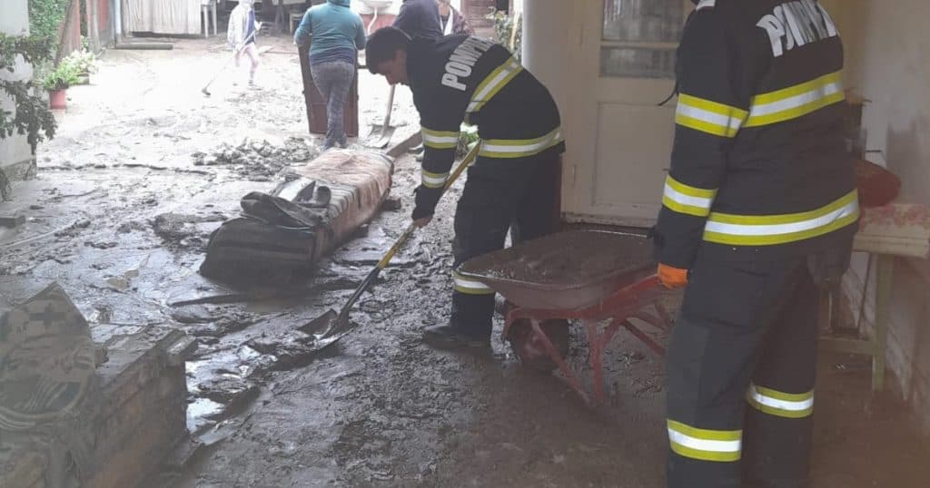 Viitură cauzată de ploi în județul Caraș-Severin. Aproximativ 100 de gospodării au fost afectate, dar nu s-au înregistrat victime.