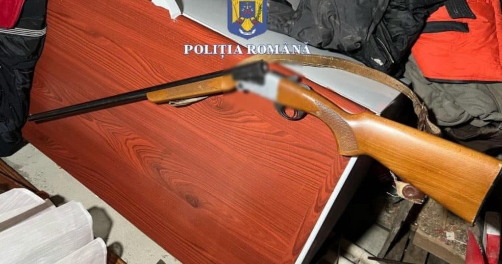 Zeci de percheziții în județul Suceava. Șase persoane sunt audiate în legătură cu armele ilegale introduse în țară și utilizate pentru braconaj.