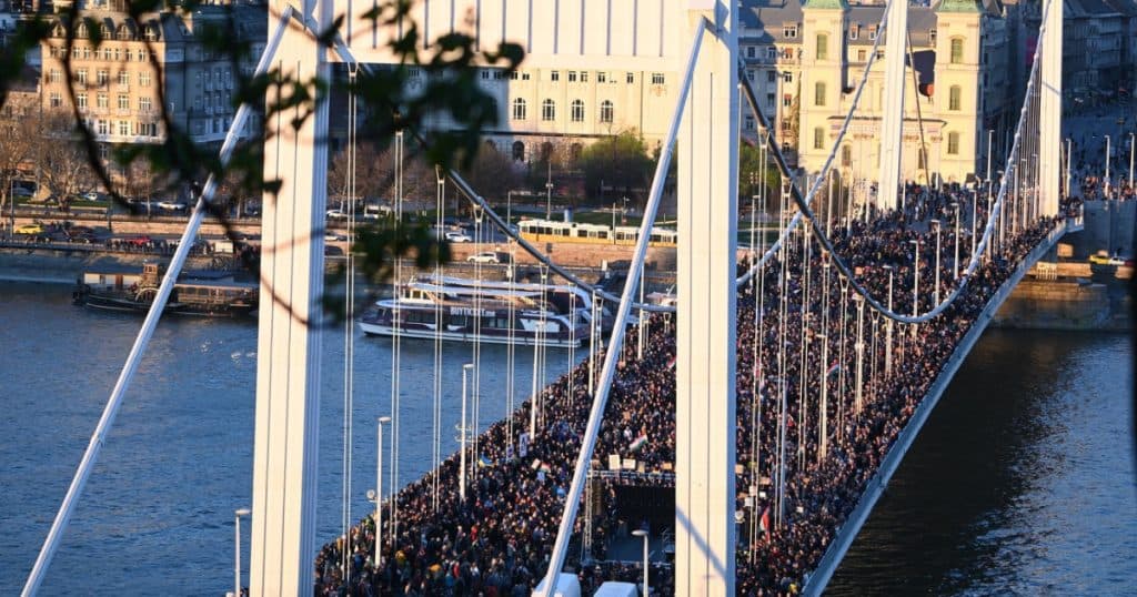 Viktor Orban propune o legislație ce ar împiedica protestatarii să blocheze podurile din Ungaria.