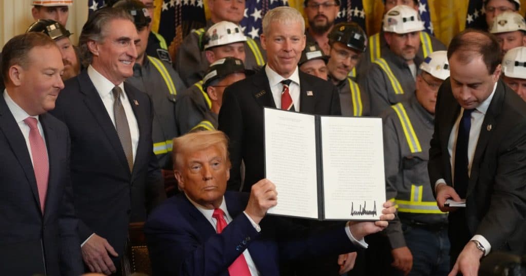 „Vom readuce minerii la muncă”. Trump a semnat decrete pentru revitalizarea industriei cărbunelui, ignorând politicile climatice internaționale.