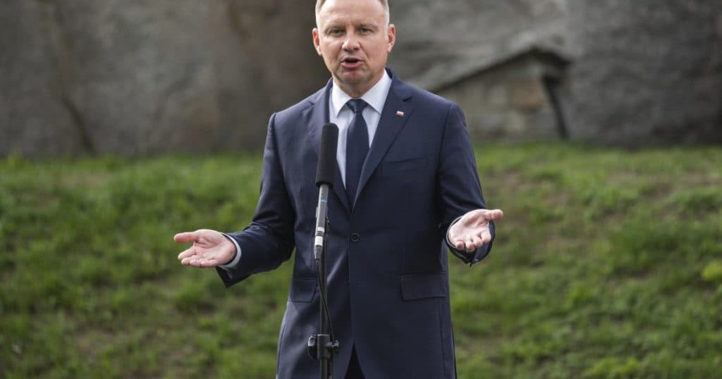 „Polonia își exprimă dorința de a găzdui focoase nucleare din SUA și Franța, conform declarațiilor președintelui.”