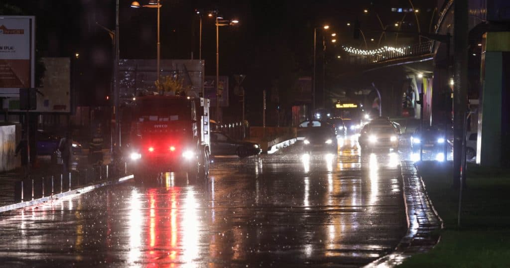 Vreme nefavorabilă în partea de sud a țării. Vijelii și descărcări electrice în București.