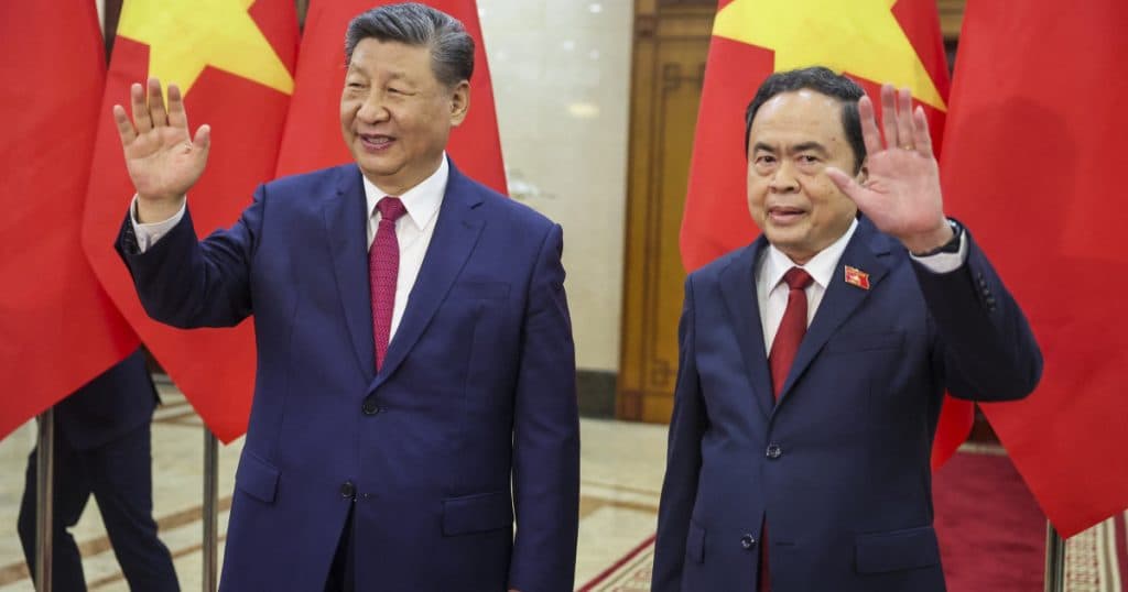 Xi Jinping a vizitat Vietnamul pentru o întâlnire cu liderul de la Hanoi. Reacția lor la războiul tarifelor inițiat de Trump.